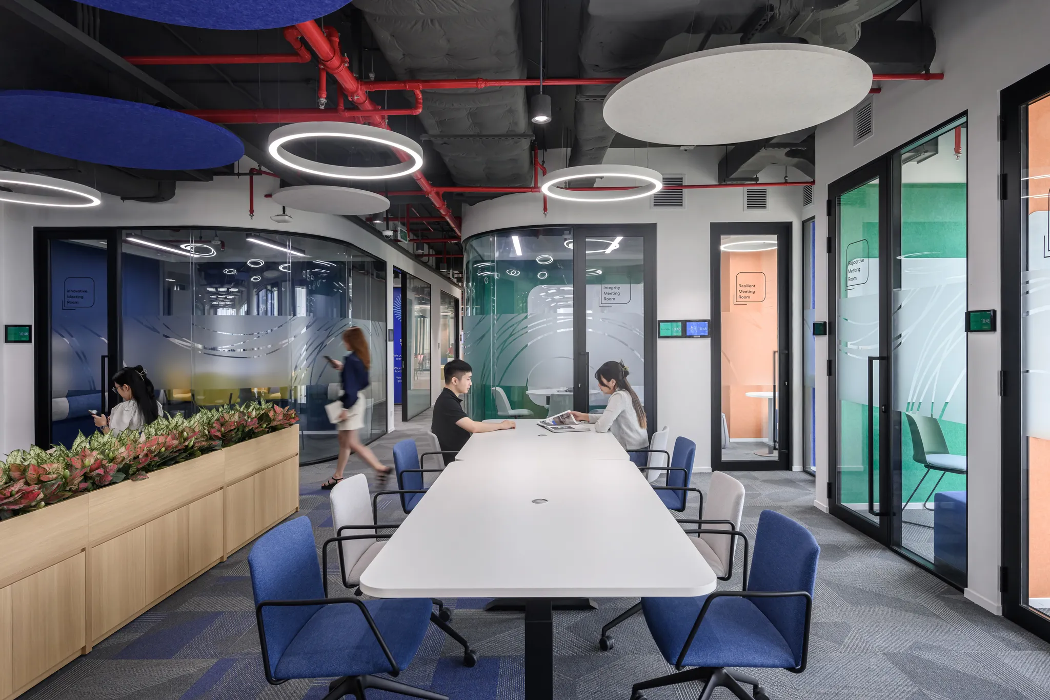<figcaption>The open working space at BAT office is enhanced with a series of focus rooms, ensuring employees can efficiently engage in both collaborative work and private tasks.</figcaption>